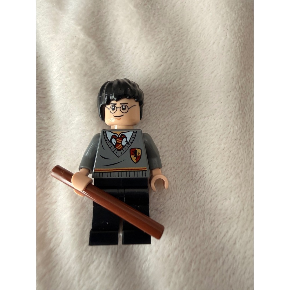 LEGO Harry Potter Minifigure Gryffindor Uniform with Wand Accessory